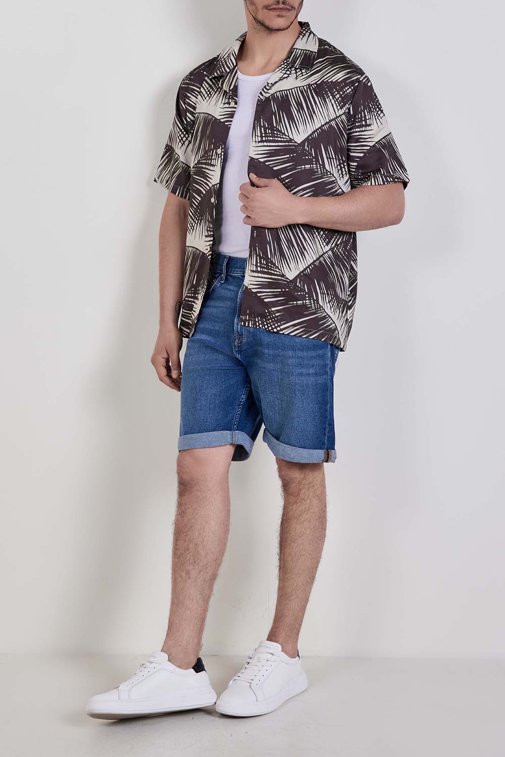 מכנסי ג'ינס קצרים